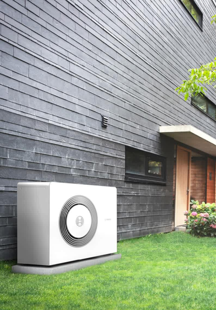 Bosch Wärmepumpe vor moderner Holzfassade eines Einfamilienhauses in Limburg an der Lahn und Umgebung